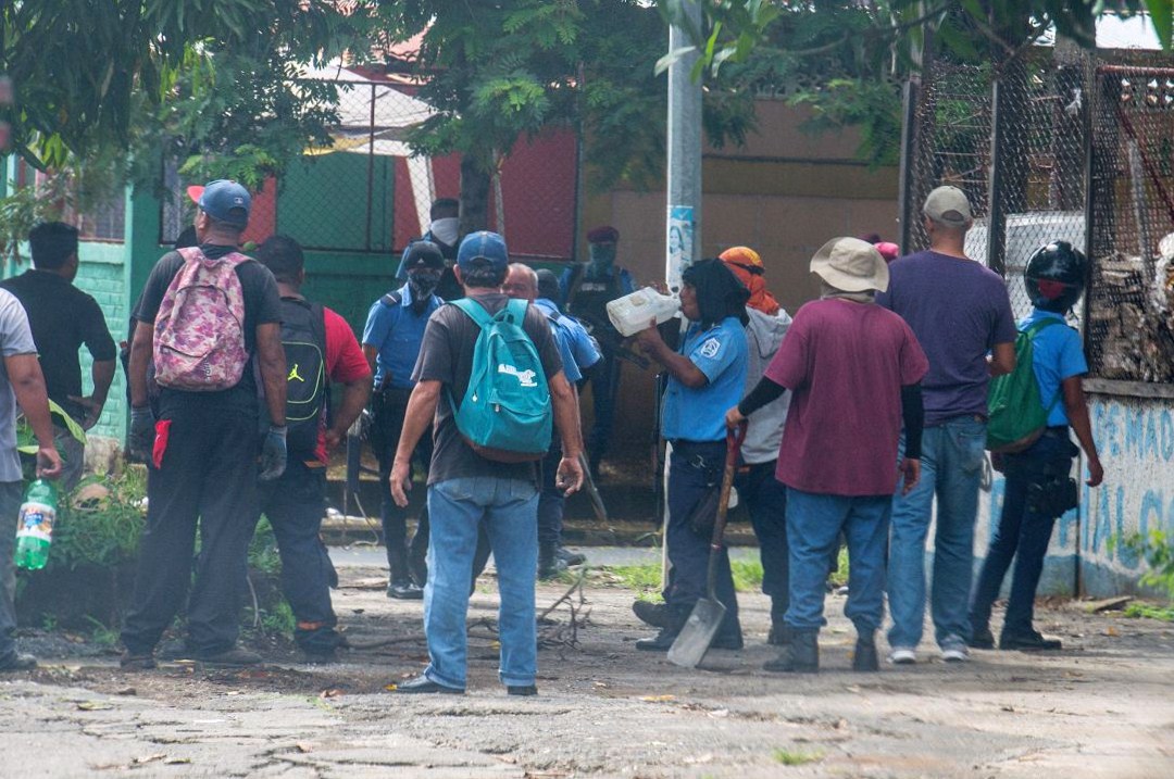 Luego de atacar a la población, la Policía Nacional brindó protección a supuestos trabajadores de la Alcaldía de Managua que se encargaron de desmontar las barricadas. LA PRENSA/ CARLOS VALLE