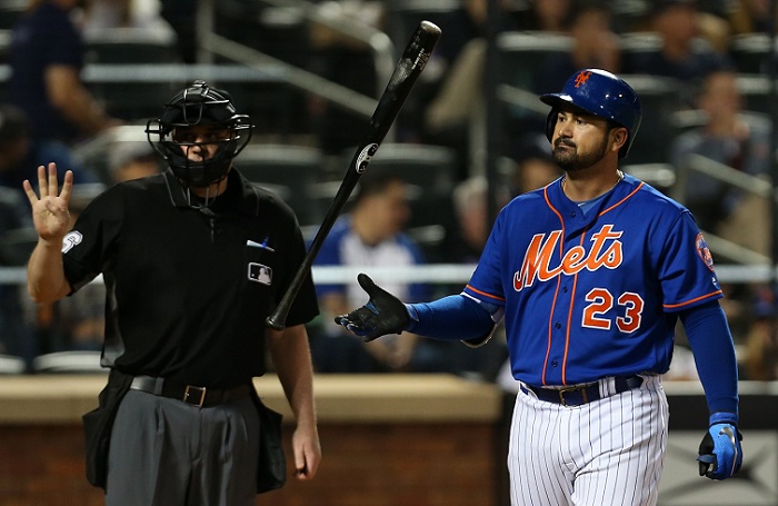 El mexicano Adrián González no llenó la expectativas de los Mets de Nueva York con su pobre ofensiva. LA PRENSA/Rich Schultz/Getty Images/AFP
