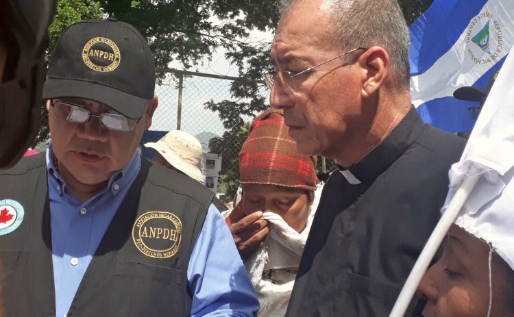 El padre Edwin Román, de Masaya, y Álvaro Leiva, defensor de Derechos Humanos , han sido víctimas de ataques por su labor. LA PRENSA/ ELIZABETH ROMERO