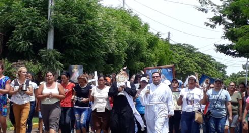 Policías en Nagarote continúan atrincherados a pesar de la mediación de los sacerdotes