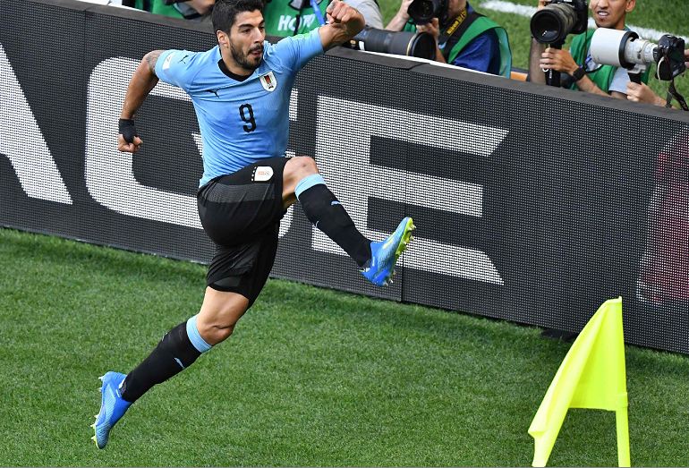 Uruguay supera a Arabia Saudita y acompaña a Rusia en octavos del Mundial