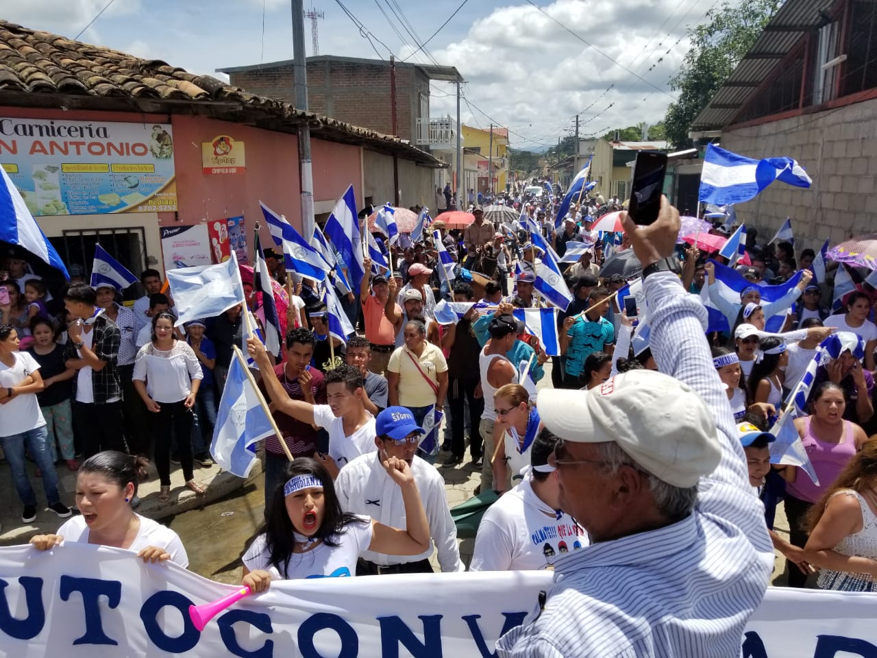 La población de El Jícaro, en Nueva Segovia, salió a las calles para manifestar su repudio a la masacre orteguista que también ha acabado con la vida de infantes. LA PRENSA / William Aragón.