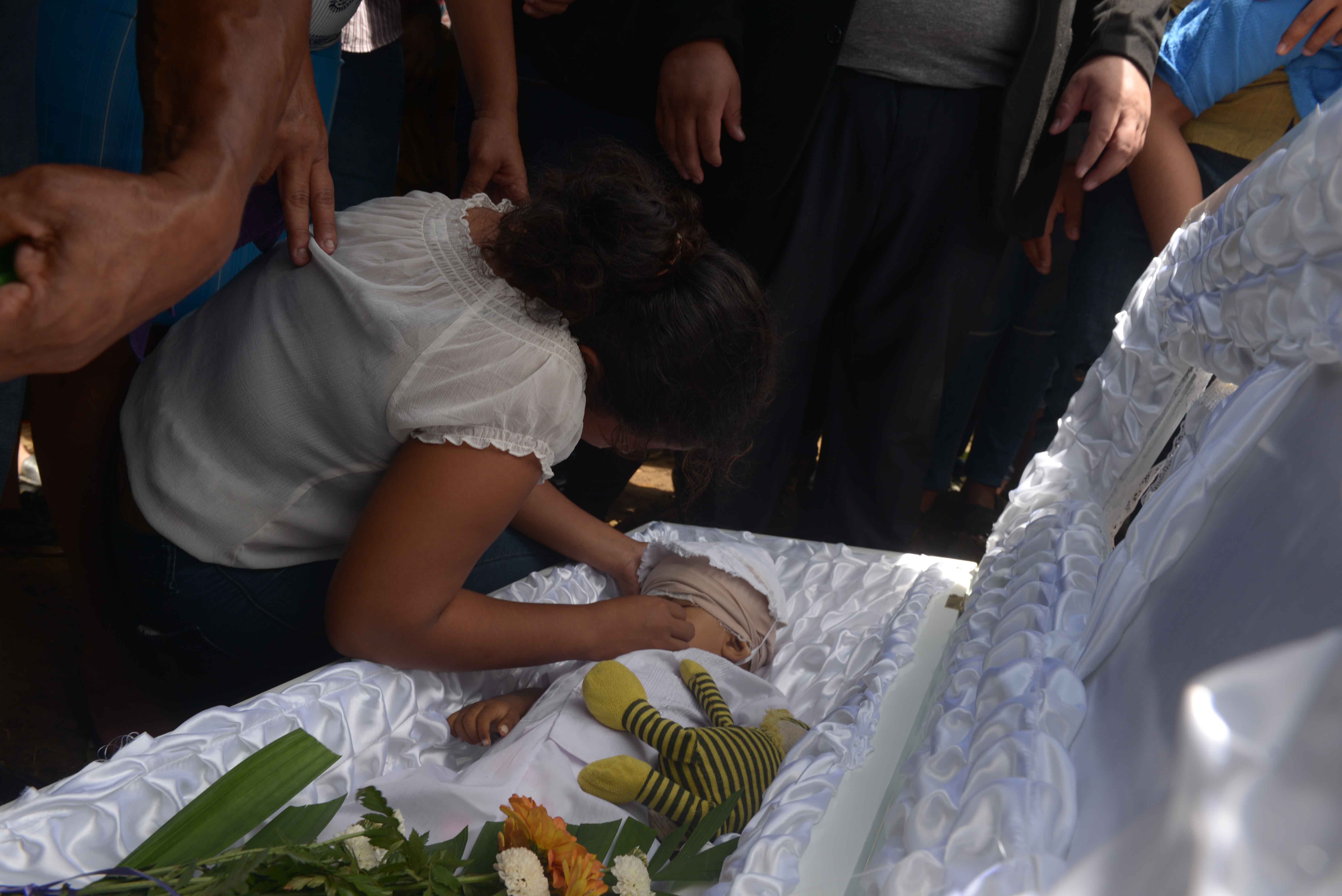 Sepultan al bebé asesinado de un balazo en la cabeza en ataque de paramilitares en Managua