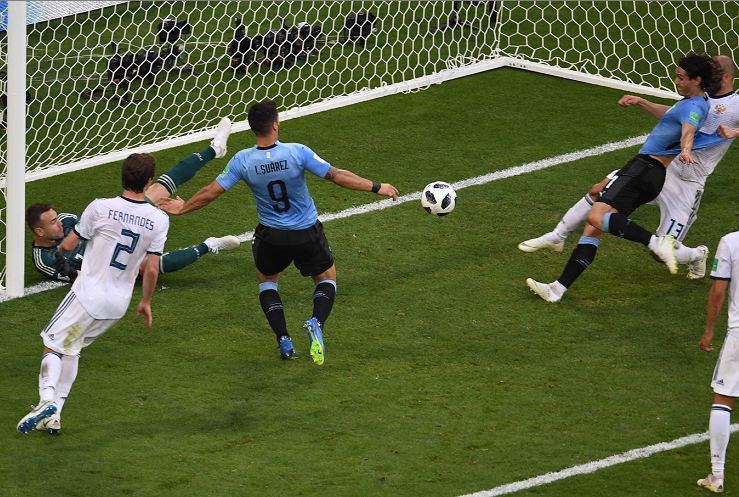 Uruguay frena el buen paso de Rusia con goleada y arrebata el liderato
