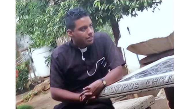 El hombre que se hace pasar como sacerdote y que la Arquidiócesis de Managua asegura no lo es. LA PRENSA/ CORTESÍA