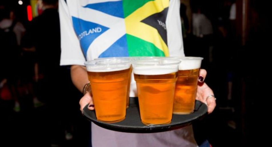 Para qué se usa el CO2 y cómo la escasez de este gas llevó a racionar la cerveza en Reino Unido