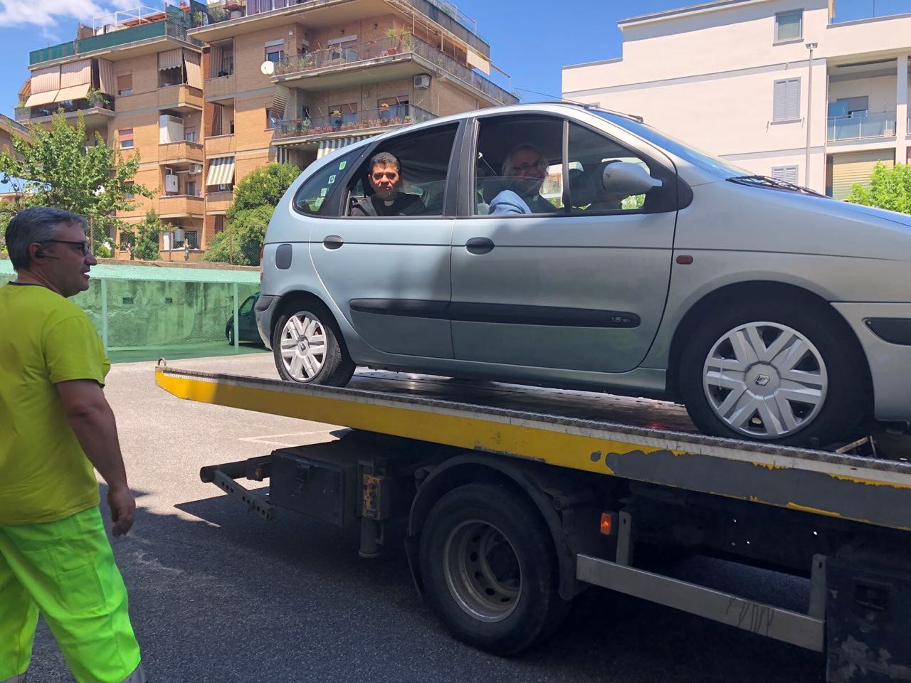 Asi llegaron al Vaticano el cardenal Leopoldo Brenes y monseñor Rolando Álvarez, luego que el vehículo en que se transportaban tuvo fallas mecánicas
