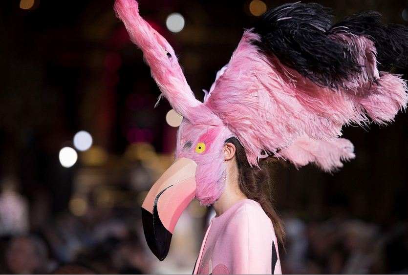 Diseñadores famosos defienden en París el vestido como objeto de arte insólito