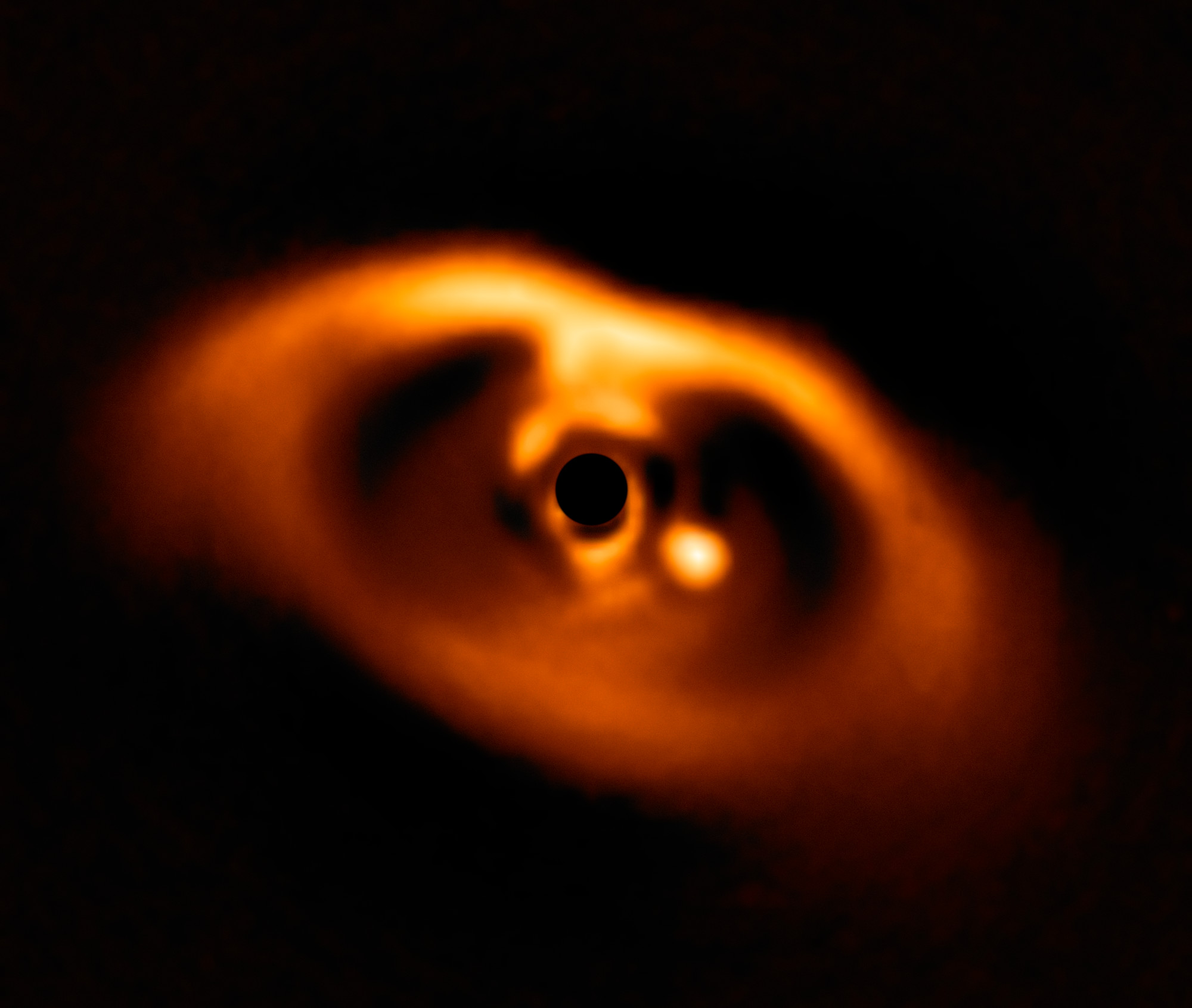 Fotografían por primera vez el nacimiento de un planeta (probablemente es nublado, más caliente que Mercurio y más grande que Júpiter)