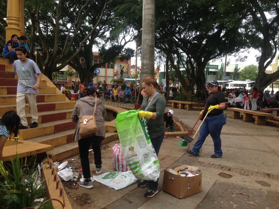 Pobladores autoconvocados recolectan la basura en Jinotepe