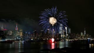 ¿Por qué los fuegos artificiales azules son tan difíciles de producir? Un experimentado químico te lo explica