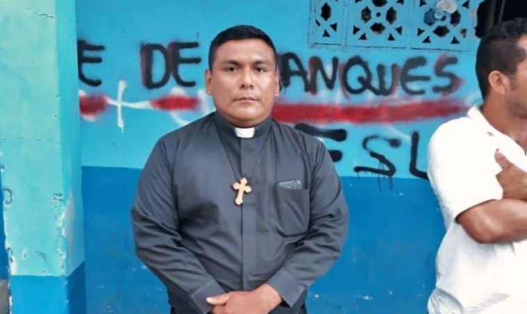 La fotografía del padre Deyvis Oniel López, de la parroquia San Gregorio Magno, en Diriamba, circuló en las redes sociales este viernes. LA PRENSA/CORTESÍA