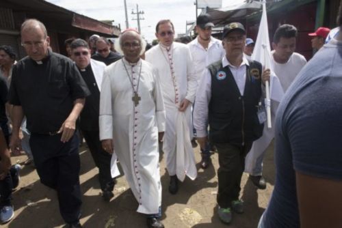 21 de junio de 2018. El padre Edwin Román (de negro, a la izquierda) y el doctor Álvaro Leiva reciben a los obispos de la Conferencia Episcopal, quienes se trasladaron a Masaya con el fin de frenar una nueva masacre. LA PRENSA/ Manuel Esquivel