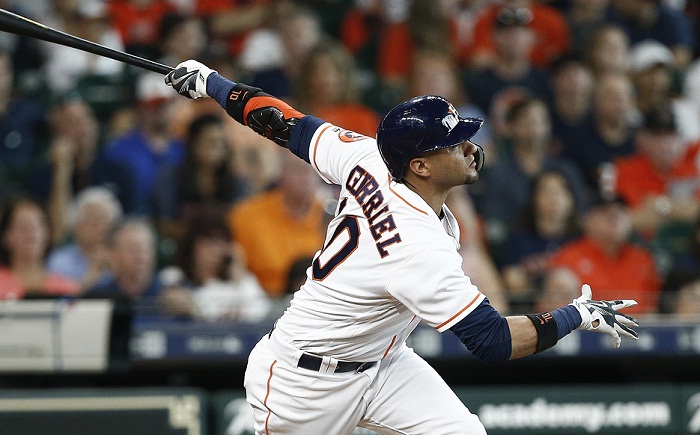 El cubano Yulieski Gurriel fueron el bateador latino más destacado en la semana pasada en las Grandes Ligas. LA PRENSA/Bob Levey/Getty Images/AFP