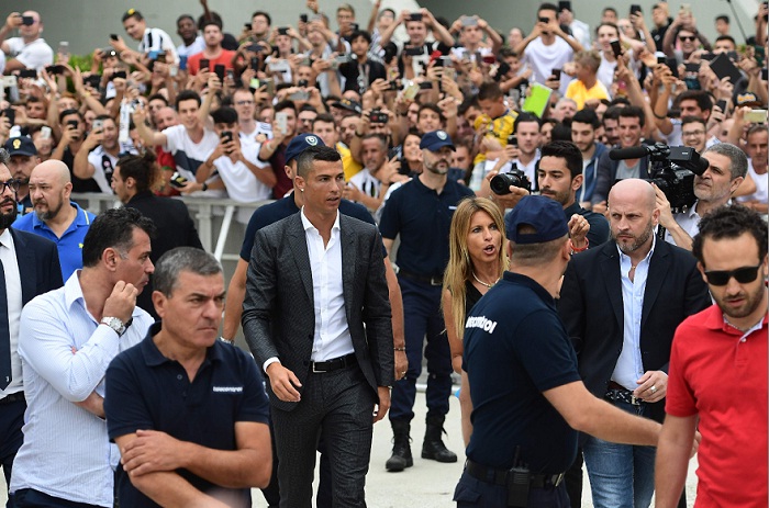Cristiano Ronaldo es aclamado a su llegada a Turín