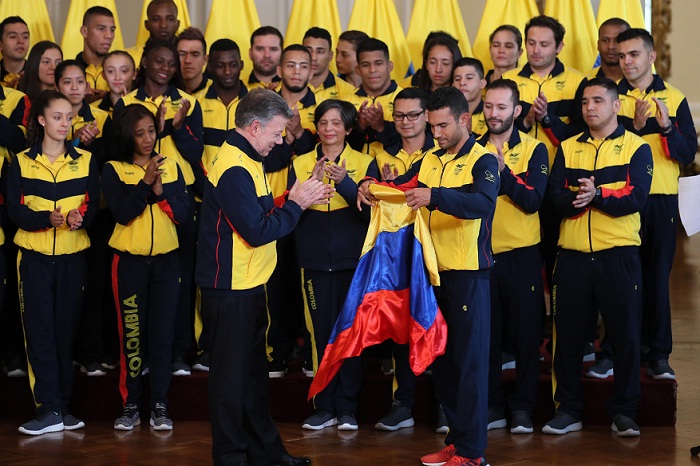El presidente de Colombia Juan Manuel Santos (i) entrega la bandera nacional al atleta Éider Arévalo (d) integrante de la delegación que participará en los XXIII Juegos Centroamericanos y del Caribe 2018. LA PRENSA/EFE/MAURICIO DUEÑAS CASTAÑEDA