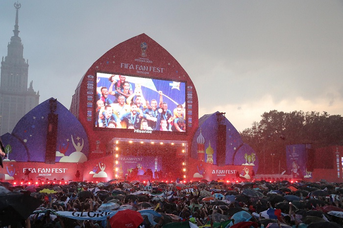 Los fan fest instalados en diversas ciudades de Rusia tuvieron una gran afluencia de hinchas tanto locales como extranjeros. LA PRENSA/EFE/EPA/ZURAB KURTSIKIDZE