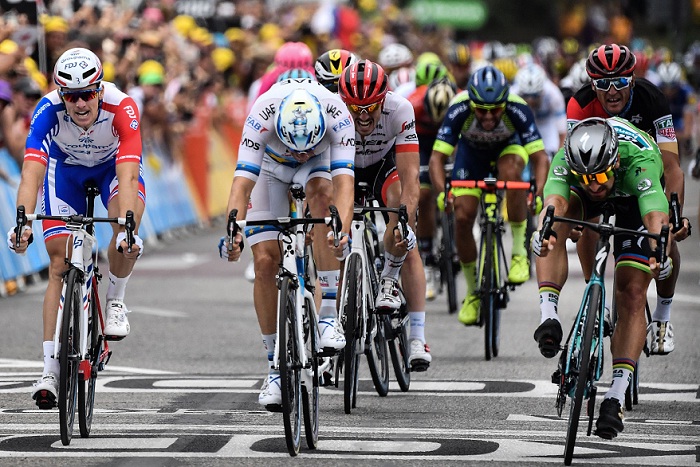 Peter Sagan (derecha) se impuso en el sprint final de la etapa 14 del Tour de Francia 2018, en el que ya suma tres victorias. LA PRENSA/AFP / Jeff PACHOUD