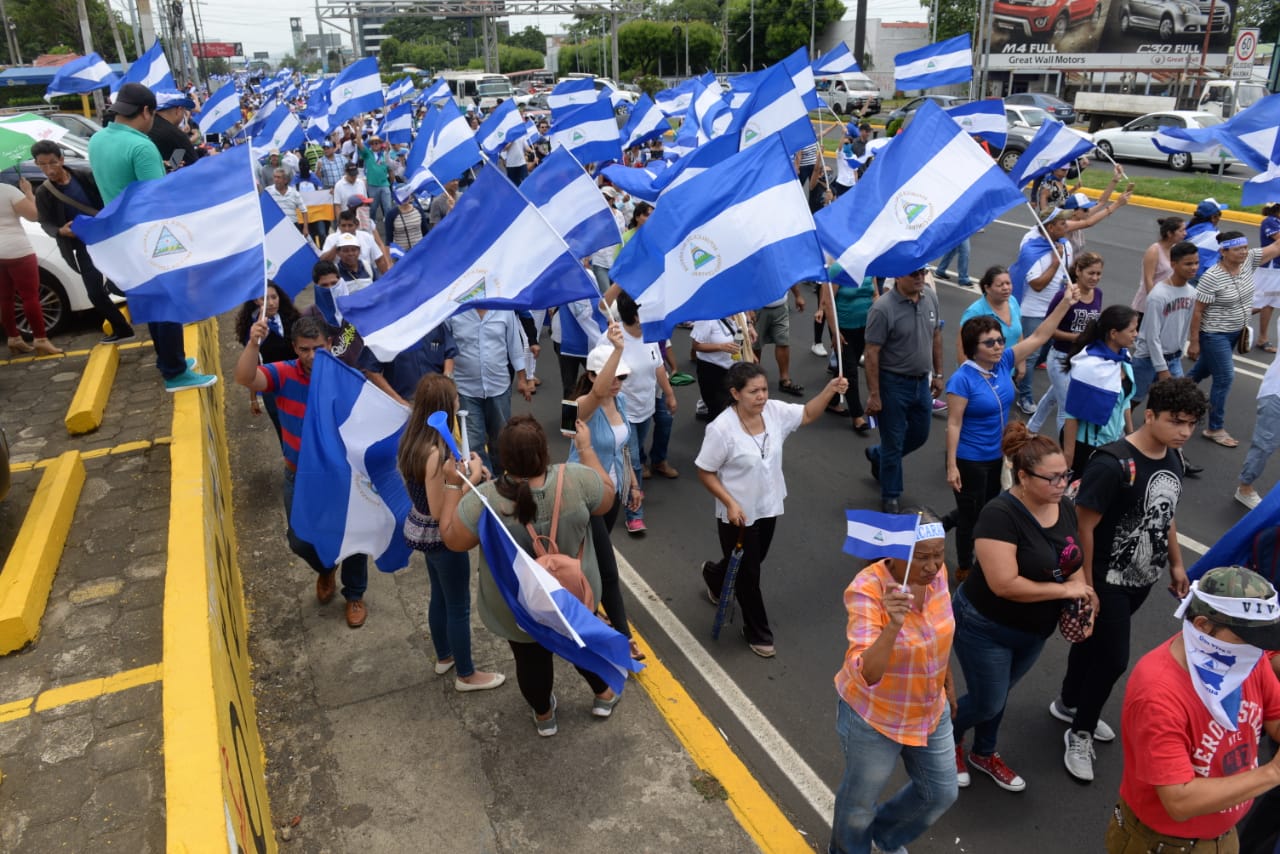 Ciudadanos participan en dos marchas en Managua