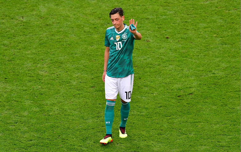 Mesut Özil sorprende anunciando su salida de la selección tras una polémica foto
