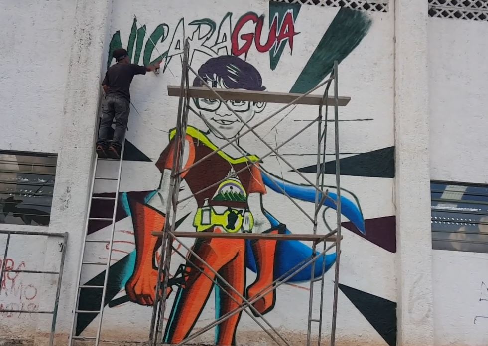 Un grafitero azteca realiza un mural del nicaragüense Álvaro Conrado en México