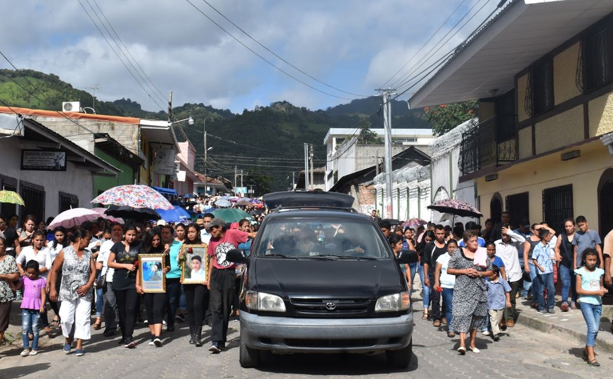 Sepultan bajo balas a uno de los jóvenes asesinado en el barrio Sandino, en Jinotega