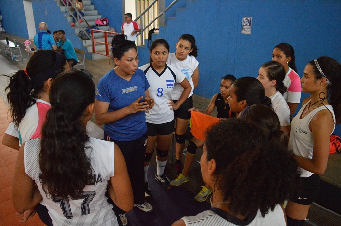 Claudia Noguera es la entrenadora de la Selección Nacional de Voleibol Femenino Sub-18. LA PRENSA/CORTESÍA/FNVB
