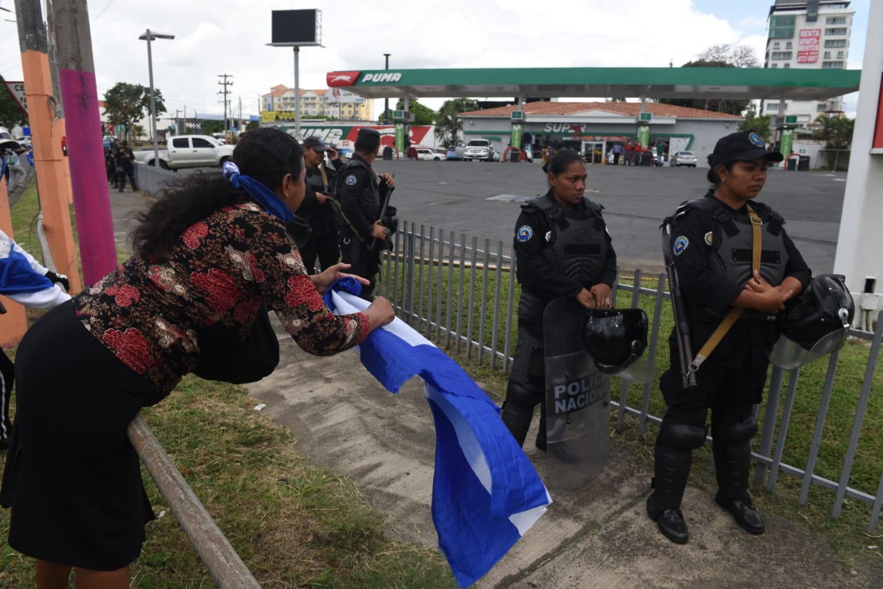 Los oficiales de la policía no se movieron del sector de Metrocentro. LA PRENSA/Roberto Fonseca