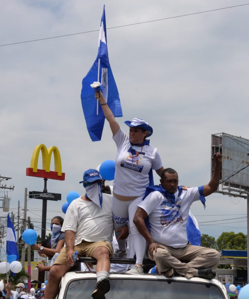 Mercedes Dávila, la madre del preso político Edwin Carcache Dávila, encabezaba la marcha de los globos. LA PRENSA/ MANUEL ESQUIVEL