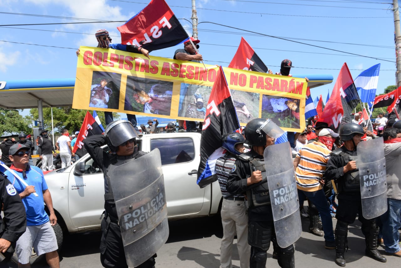 En la rotonda Cristo Rey se concentraron fanáticos orteguistas horas antes del inicio de la marcha para intimidar y ofender a los autoconvocados. LA PRENSA/ MANUEL ESQUIVEL