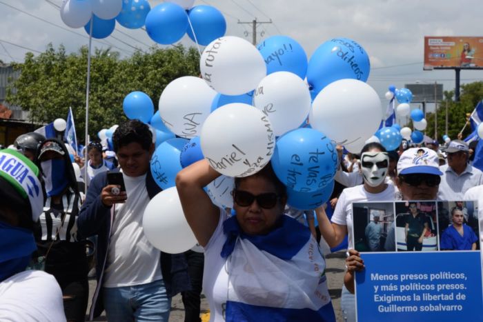 El recorrido de la Marcha de los Globos en Managua era de la rotonda Cristo Rey hasta la rotonda La Virgen, pero se desvió por la presencia de antimotines en la zona. LA PRENSA/ MANUEL ESQUIVEL