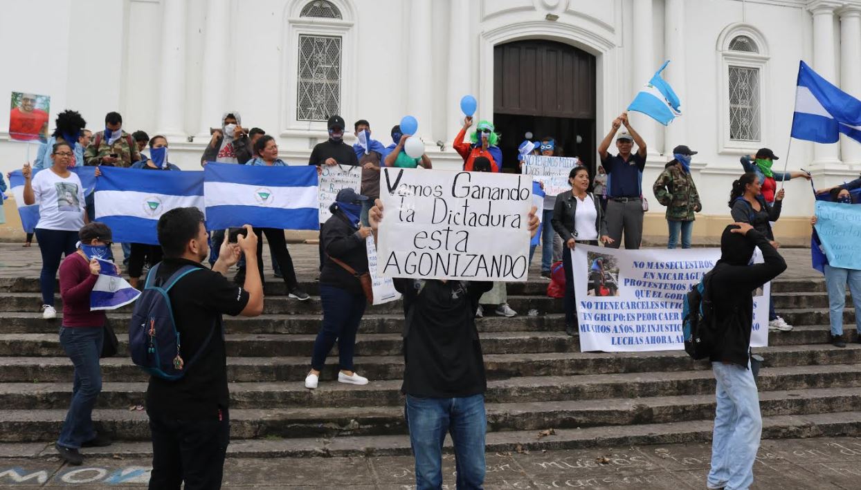 Pobladores realizan plantón frente a la catedral San Pedro Apóstol, en Matagalpa
