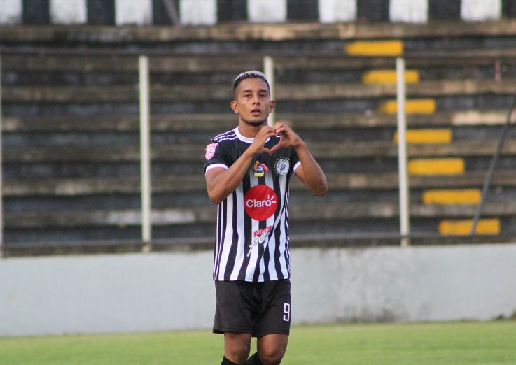 Ocho goles en nueve fechas: La evolución futbolística de Luis Fernando Coronel