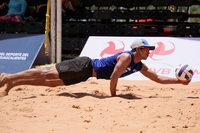 Danny López juega con Rubén Mora en el Tour Norceca de Voleibol de Playa. LA PRENSA/CORTESÍA/FNVB