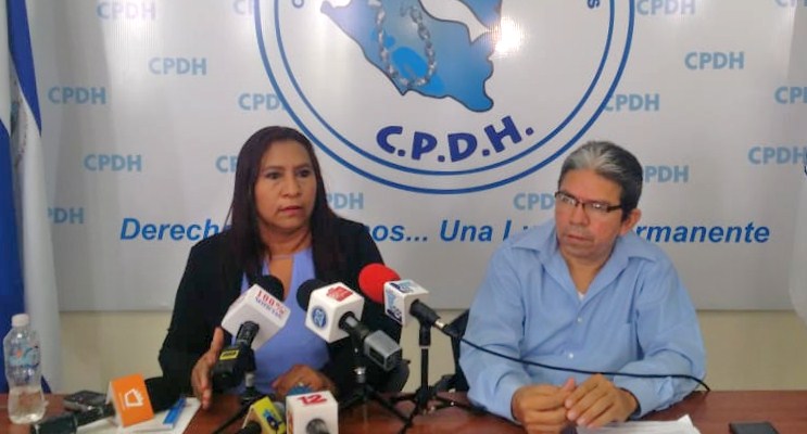 Melba Luvis Martínez denuncia su despido ante Pablo Cuevas, asesor legal de la CPDH. LA PRENSA/ CORTESÍA