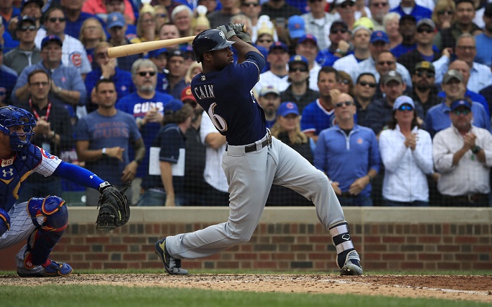 Lorenzo Cain empujó una de la carreras de los Cerveceros de Milwaukee en el juego extra frente a los Cachorros de Chicago. LA PRENSA/EFE/Tannen Maury