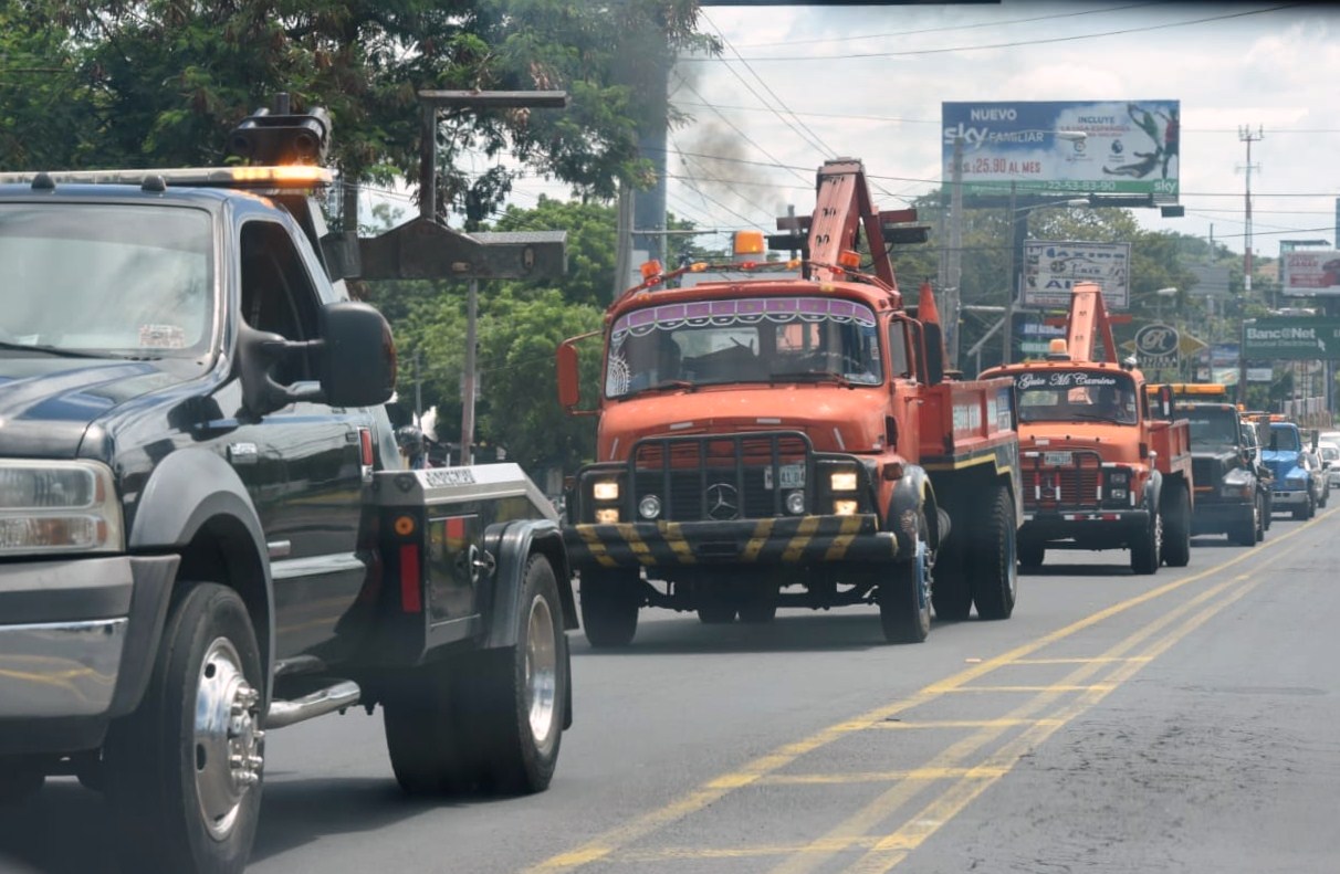 Grúas y Policías Orteguistas recorren las calles de Managua para impedir cualquier protesta contra el régimen
