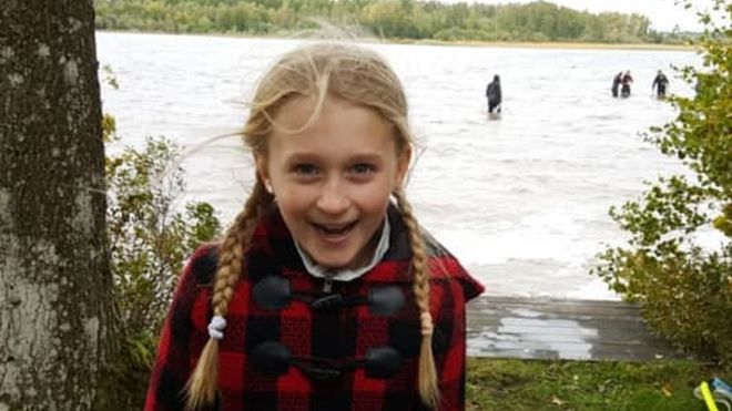 La niña de 8 años que encontró en un lago una espada de 1.500 años de antigüedad