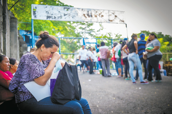 Bajo el asedio de turbas orteguistas mandadas a apostarse en las fueras del Chipote, cada día decenas de madres y parientes llegan a preguntar por sus familiares secuestrados por la PO. LA PRENSA /ARCHIVO