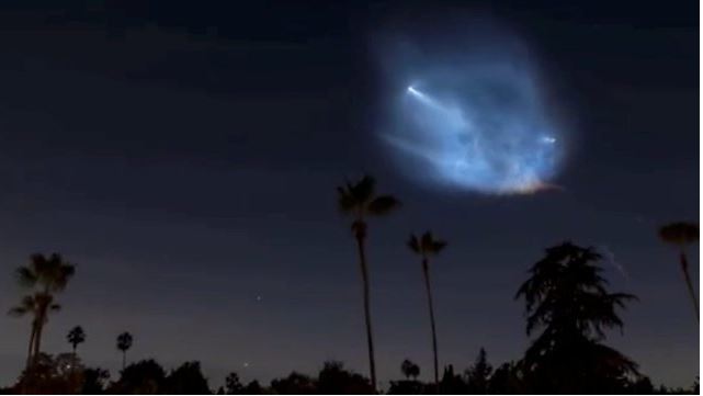 SpaceX: las espectaculares luces en el cielo que dejaron el lanzamiento e inédito aterrizaje del último cohete de la compañía de Elon Musk