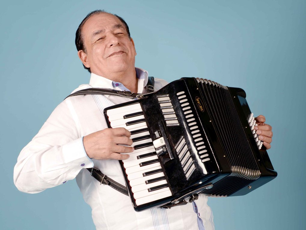 Carlos Mejía, autor de Héroes de abril, festejará en España medio siglo de vida artística