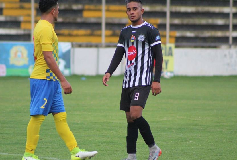 Luis Fernando Coronel acaba con 290 minutos sin marcar y regresa al liderato de goleo