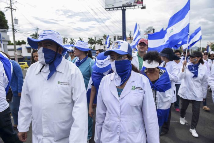 Marcha de los médicos despedidos por el régimen de Daniel Ortega. LA PRENSA/ Roberto Fonseca