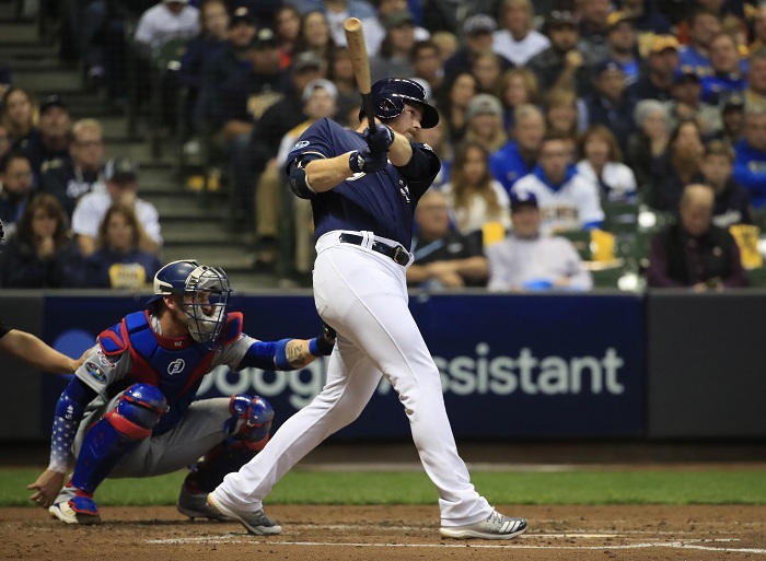 Brandon Woodruff bateó un jonrón y ganó el primer partido de la Serie de Campeonato de la Liga Nacional para los Cerveceros de Milwaukee, frente a los Dodgers de Los Ángeles, este viernes. LA PRENSA/EFE/EPA/TANNEN MAURY