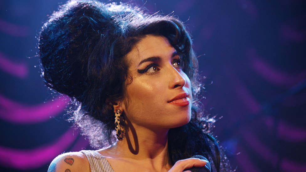 ¿Cómo es posible que Amy Winehouse «vuelva» a los escenarios?