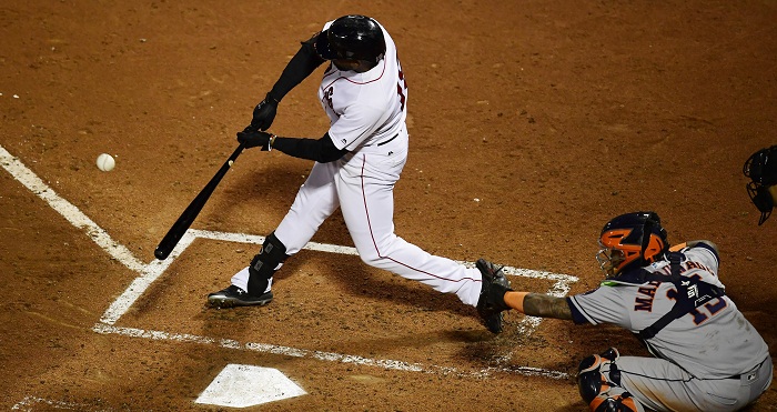 Jackie Bradley conectó a zona opuesta y consiguió doblete remolcador de tres carreras en el tercer inning para los Medias Rojas de Boston. LA PRENSA/EFE/EPA/JOHN CETRINO