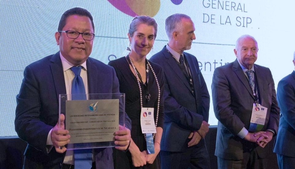 El periodista y director del canal 100% Noticias, Miguel Mora, recogió el premio de la SIP. LA PRENSA/ CORTESÍA SIP