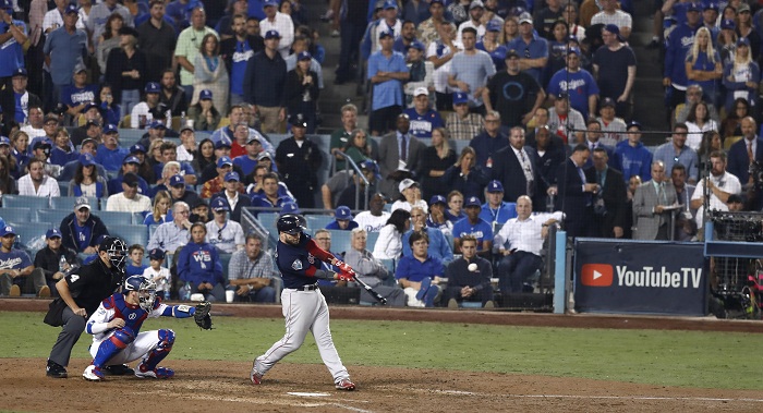 Steve Pierce empujó cuatro carrera, unde ellas con jonrón, y fue el bateador clave de los Medias Rojas de Boston en el cuarto partido de la Serie Mundial ante los Dodgers de Los Ángeles. LA PRENSA/EFE/EPA/LARRY W. SMITH