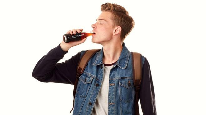Adolescentes en Bélgica comenzaron a enfermar después de tomar Coca-Cola, en 1999. iStock
