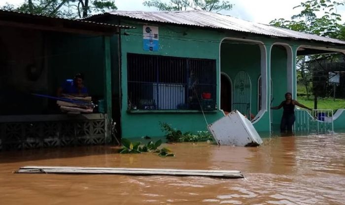 Lluvias causan inundaciones por crecida de río en Puerto Príncipe, Nueva Guinea